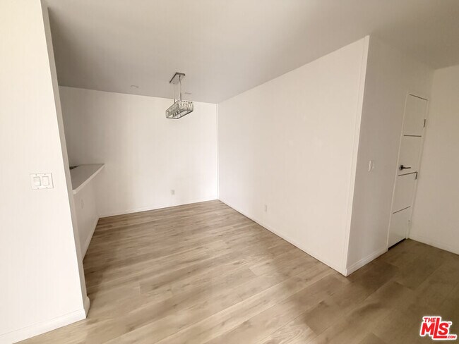 Foto del edificio - 4900 Overland Ave