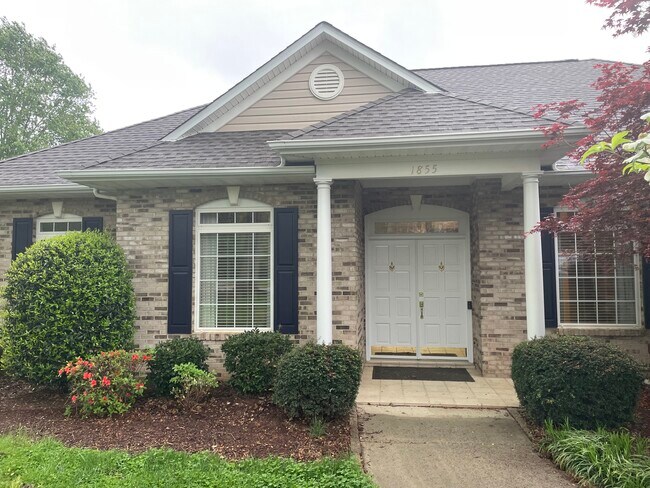 Foto del edificio - 1855 Cameron Heights Cir