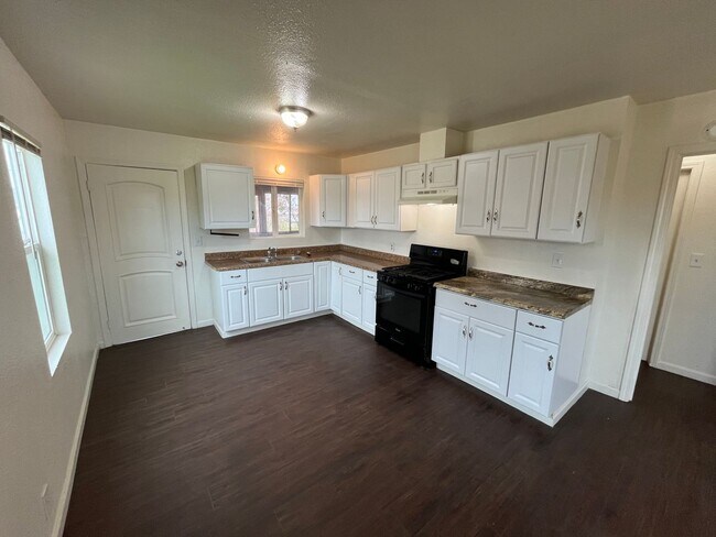 Foto del edificio - Lovely Home Available Now!