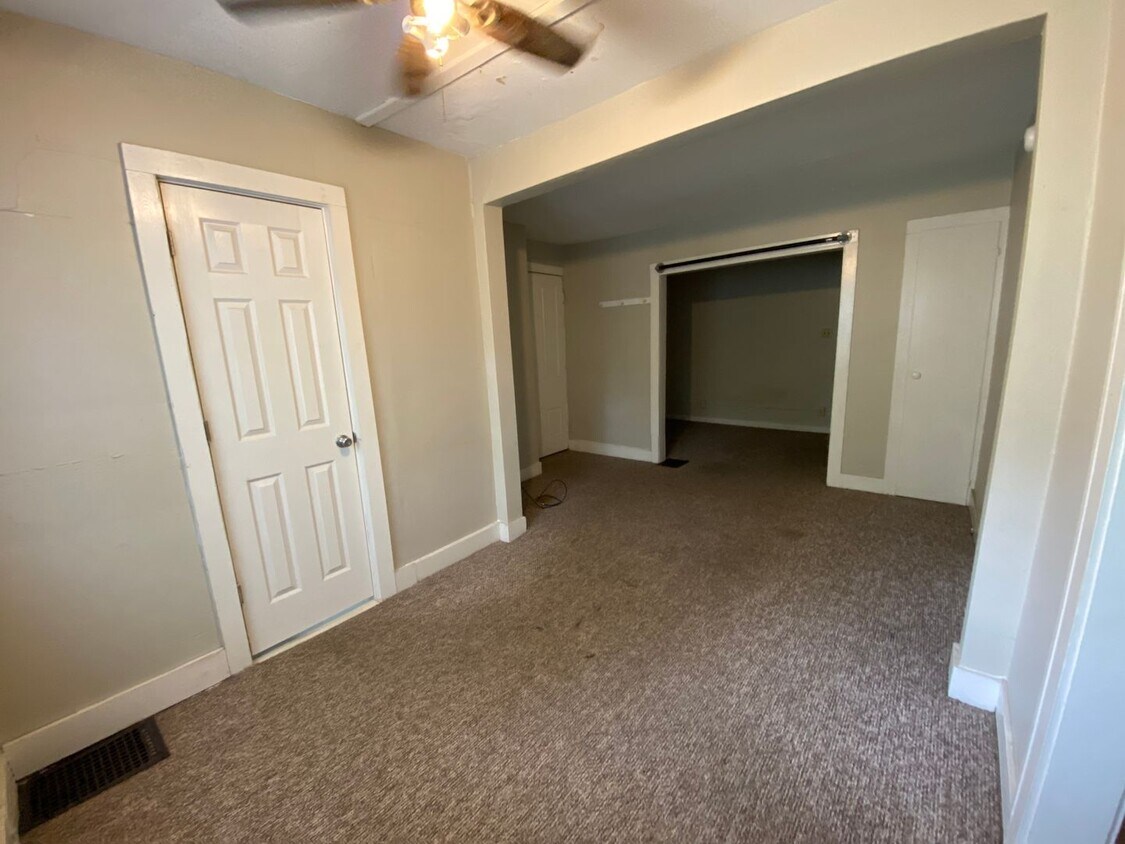 521 Pearl St Unit 3, Kalamazoo, MI 49007 Room for Rent in Kalamazoo