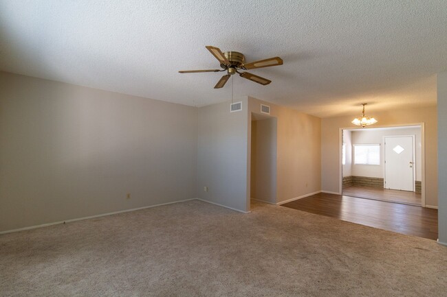 Building Photo - Nice 2 bedroom 1.5 bath in a nicely locate...