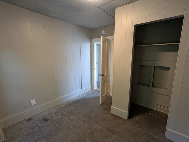 Building Photo - Gorgeous Updated 4 bedroom house!