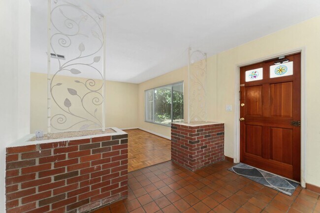 Building Photo - Charming 3/2 Home in Colonialtown South/Do...