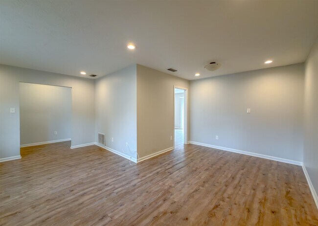 Foto del edificio - 3235 Springdale Dr