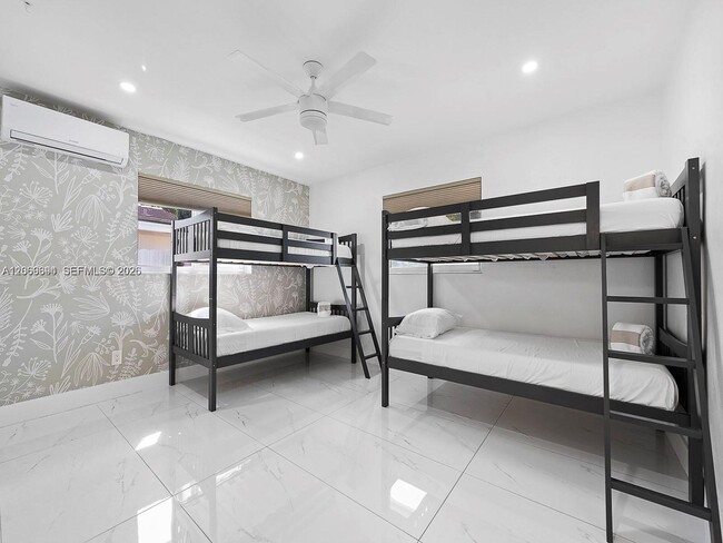 Building Photo - 6951 Miami Lakeway S