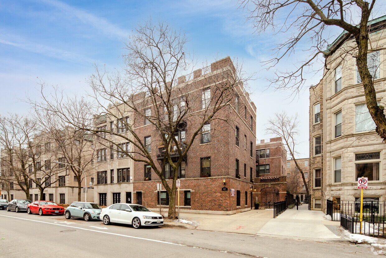 Primary Photo - 643 W Roscoe St