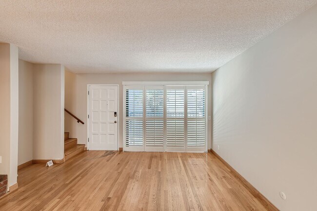 Foto del edificio - Freshly Updated 2-Bedroom Condo with Attached Garage in Gated Winnetka Community