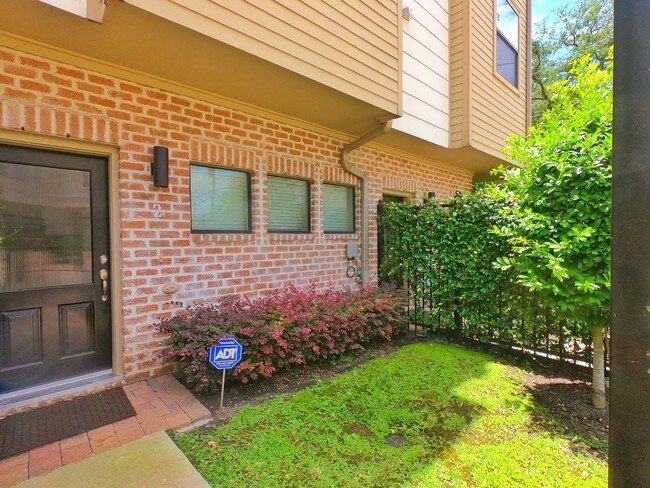 Exterior - front lawn - 3950 Floyd St