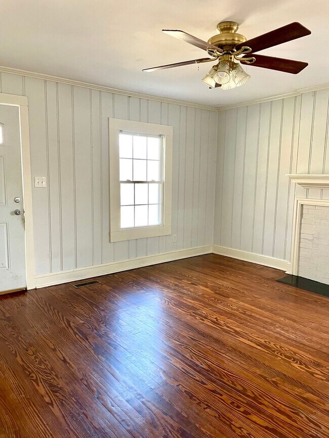 Building Photo - Adorable Bungalow with 2BR/1BR located in ...