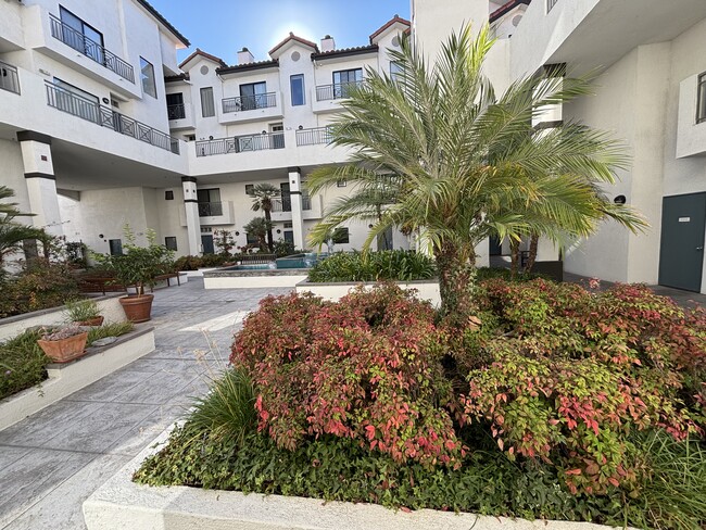 Building Photo - 111 S Oak Knoll Ave