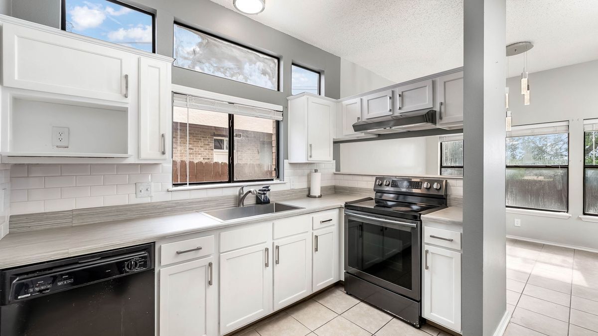 Foto del edificio - 9806 Pebble Ridge Dr