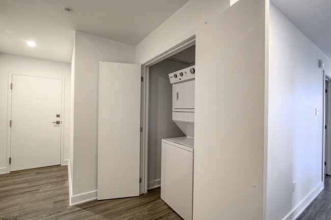 Building Photo - 9675 Av. Papineau