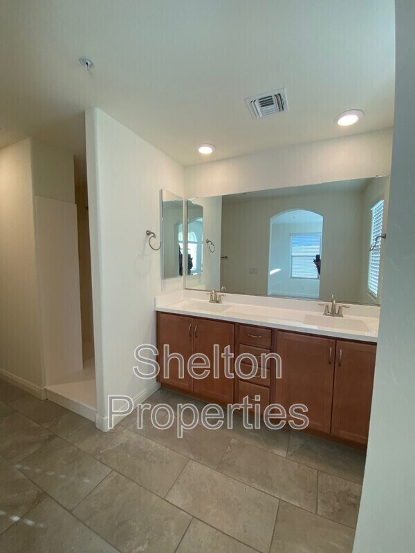 Foto del edificio - 1723 N 208th Ave