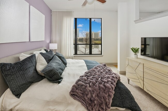 Dormitorio de casa modelo - Shoreline on Lake Carolyn