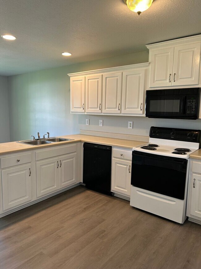 Building Photo - Charming 2 Bed, 1 Bath, 1 Car Garage, Cove...