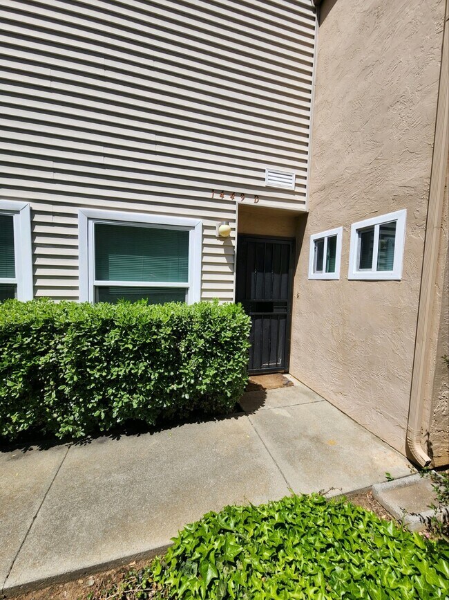 Building Photo - 1449 Bel Air Dr