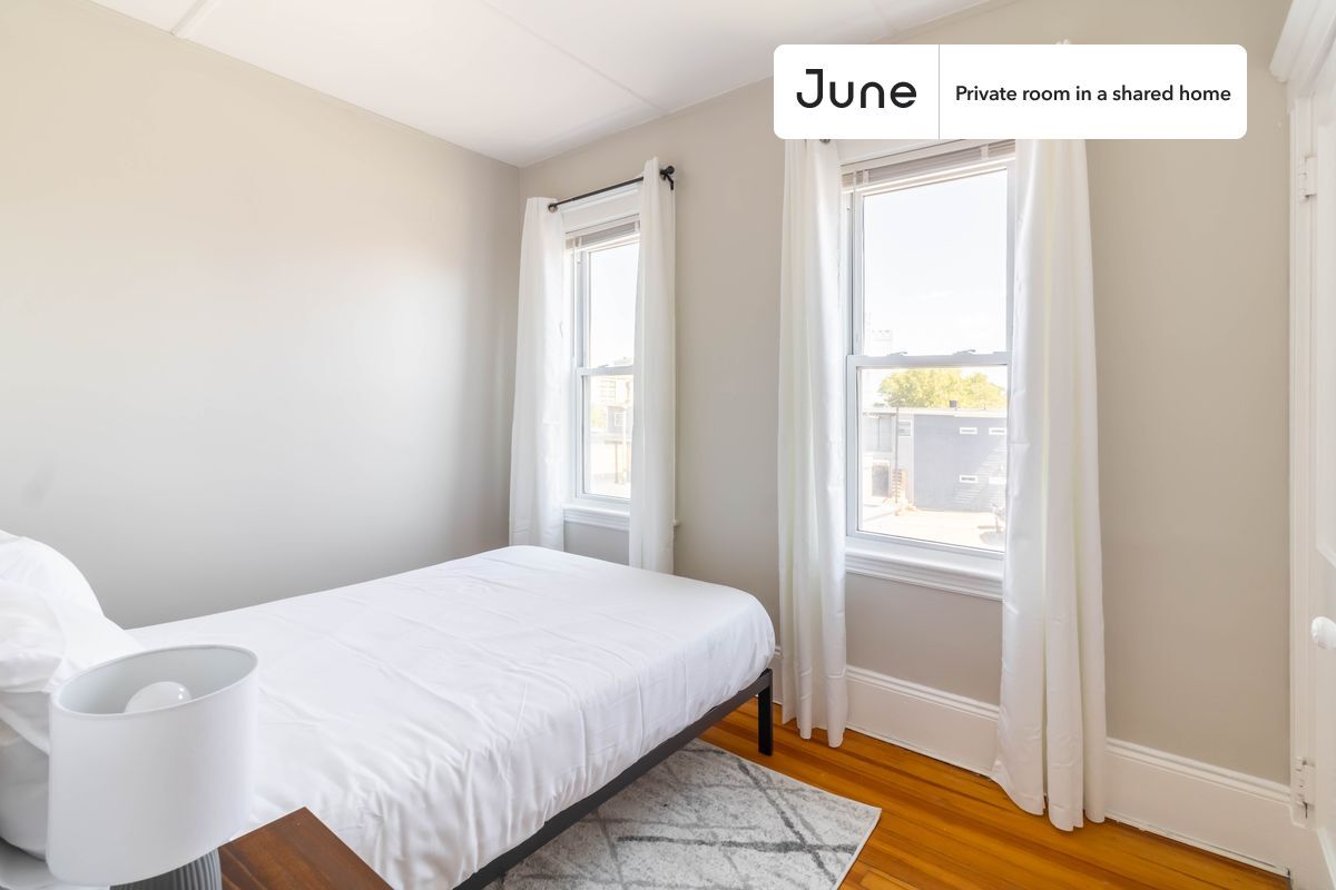 Foto principal - Private bedroom in 5 bed/1 bath Home