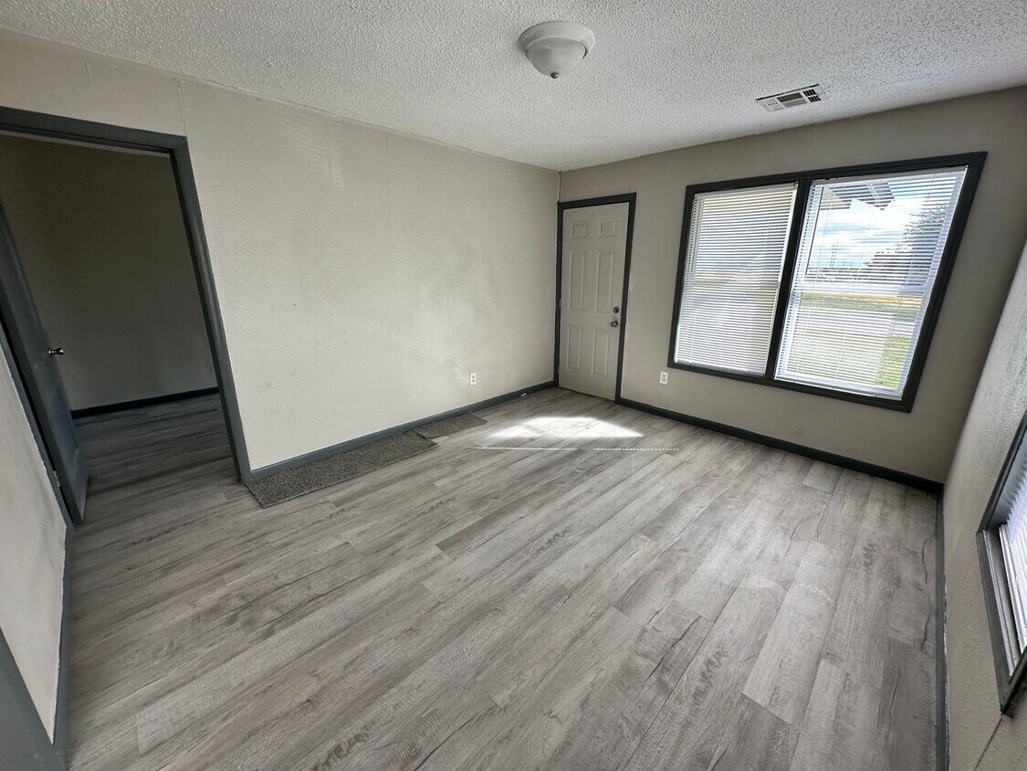 Foto principal - 2 Bed 1 Bath Moore