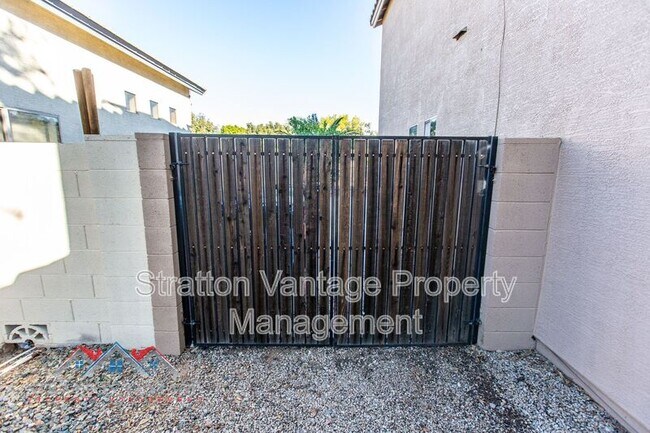 Building Photo - 10714 E Forge Ave