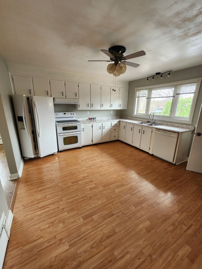 Building Photo - 1258 Cousineau St