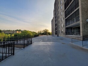 Building Photo - 2160 Greentree Rd