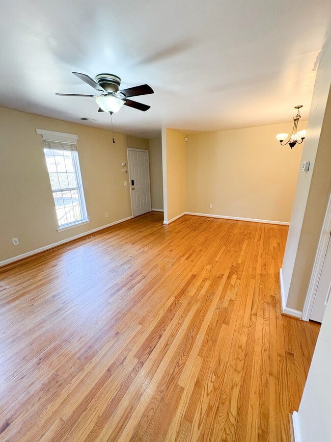 Building Photo - 1324 Deerwood St