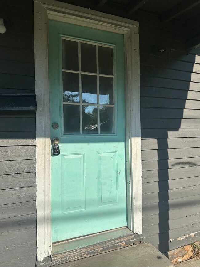 Foto del edificio - 2 bedroom, 1 bathroom home available in La...