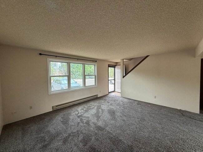 Building Photo - Two Bedroom, One and Half Bathroom Townhouse!