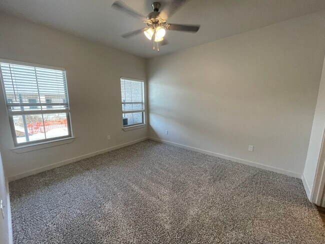 Foto del edificio - Stunning 2/2 Located Directly East Of Coop...