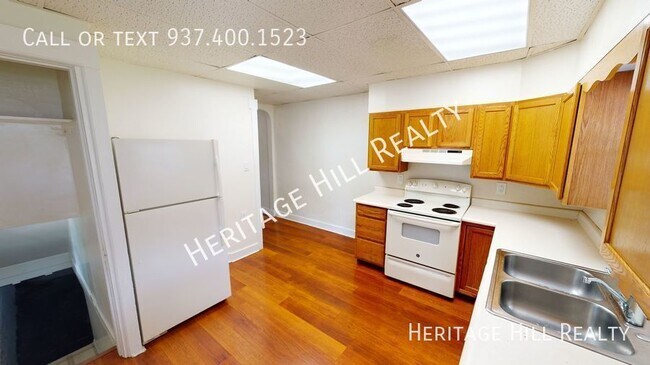 Building Photo - Updated 2 bedroom, 1 bath duplex in West K...