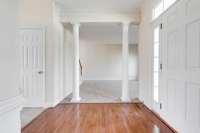 Foto del edificio - 801 Greyshire Dr
