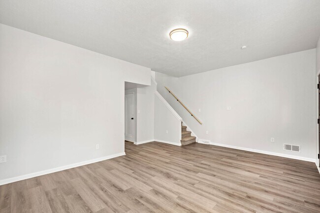 Building Photo - Stunning 4 bedroom in McKees Rocks availab...