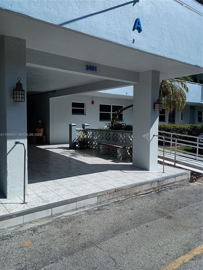 Foto del edificio - 3551 NE 169th St