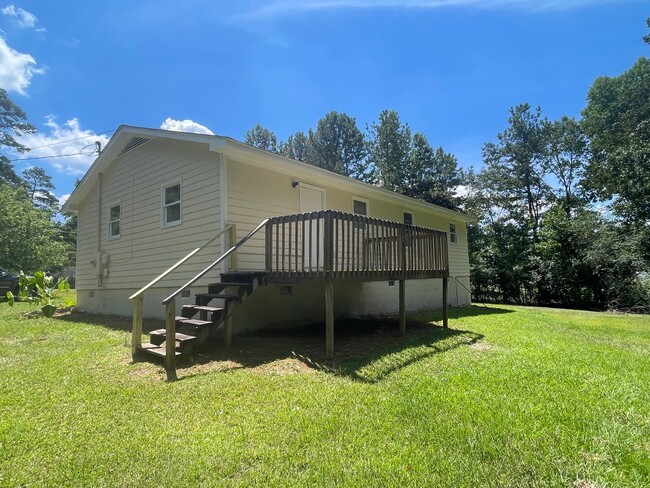 Building Photo - Beautiful 3 bedroom 2 bath home on a nice ...