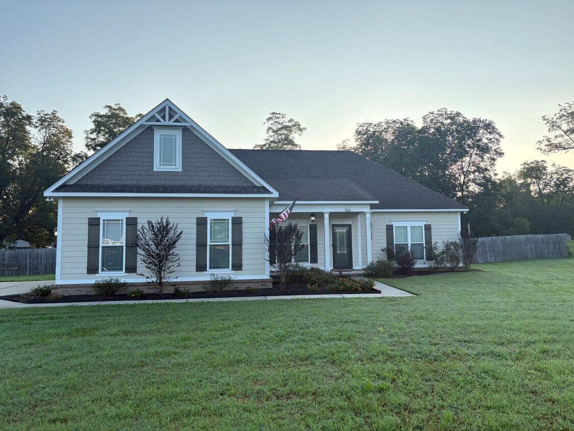 Foto principal - 4 bedroom 3 bath