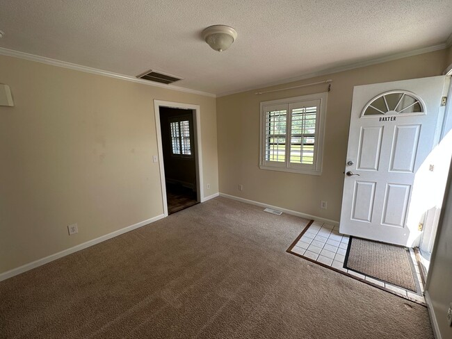 Building Photo - 327 Pinecliff Dr