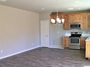 Foto del edificio - BEAUTIFUL CREEKWOOD TOWNHOME! 3 BR, 2.5 BA