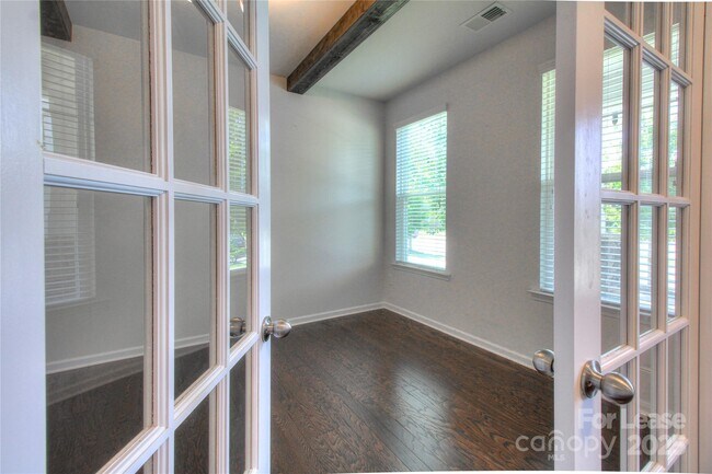 Building Photo - 3007 Silverwood Dr
