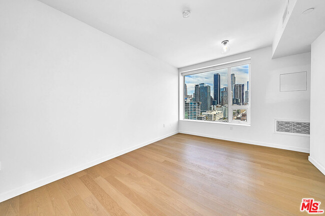 Foto del edificio - 1050 S Grand Ave