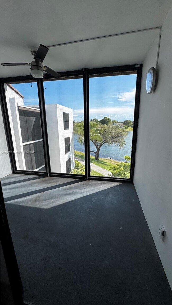 Foto del edificio - 212 Lake Pointe Dr