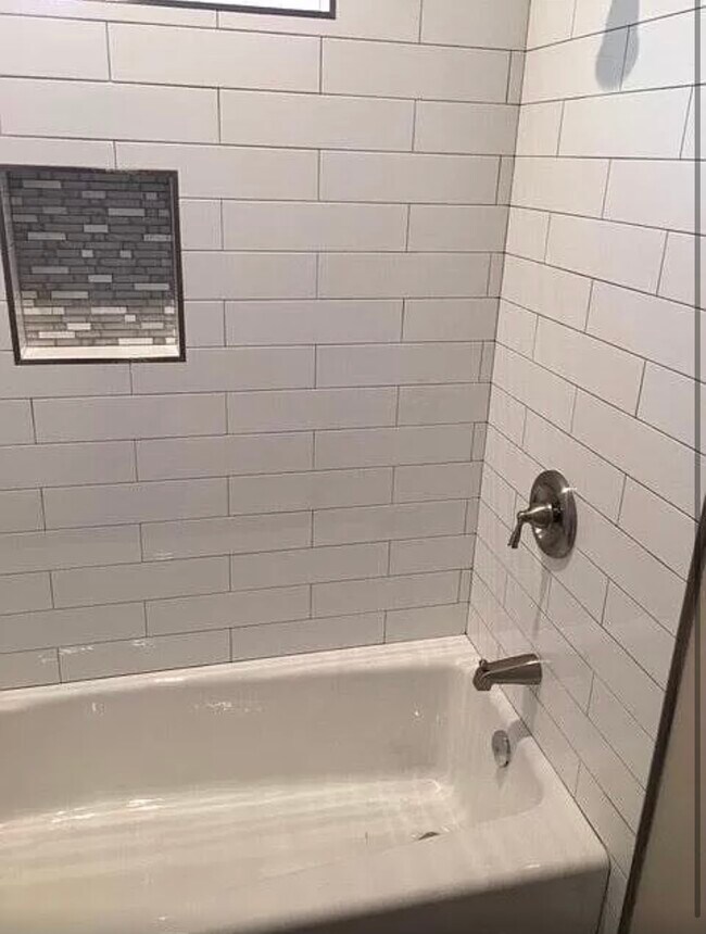 Foto del edificio - 1119 E 15th St