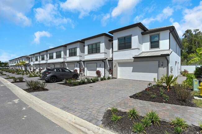 Building Photo - Spacious 3BR Townhome in Bonita Springs
