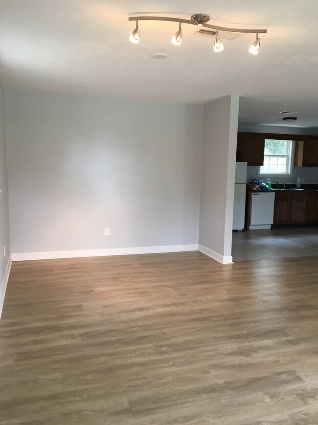 Building Photo - 3 bedroom, 1 bath home in Bordeaux, 15 min...