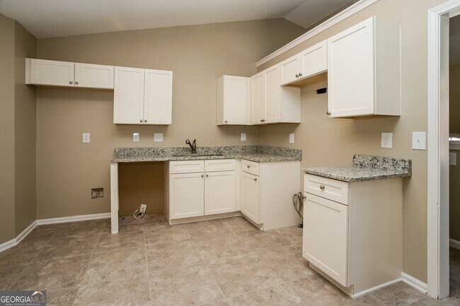 Foto del edificio - 6325 Holborne Ln
