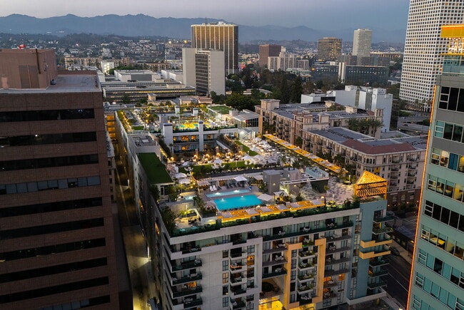 Building Photo - Skylux on Wilshire