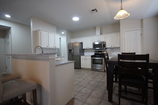 Foto del edificio - Lovely large updated 3 bed, 2 bath house w/ 2 living & 2 dining areas in Austins Colony