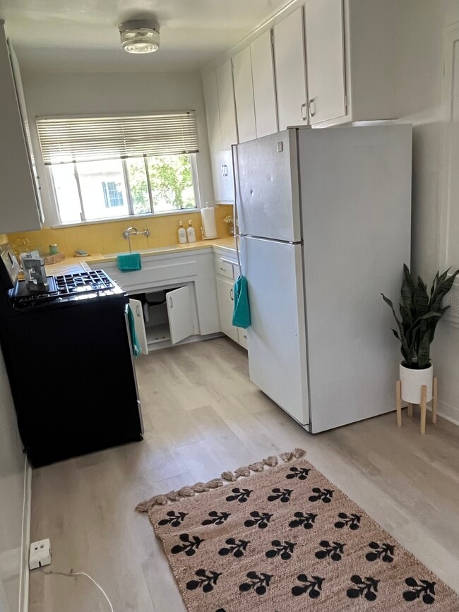 Kitchen - 709 E Windsor Rd