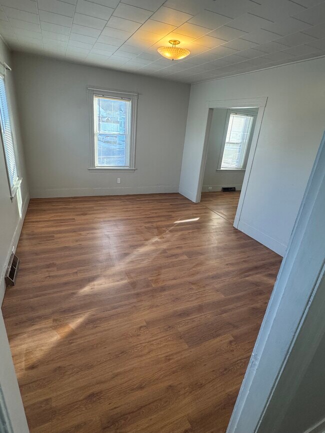 Building Photo - 2 Clinton St