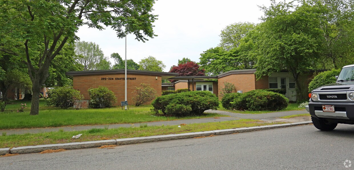 292 Grove St, Waltham, MA 02453 Apartments in Waltham, MA