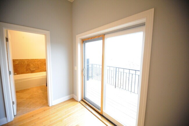 Foto del edificio - 2903 W Irving Park Rd